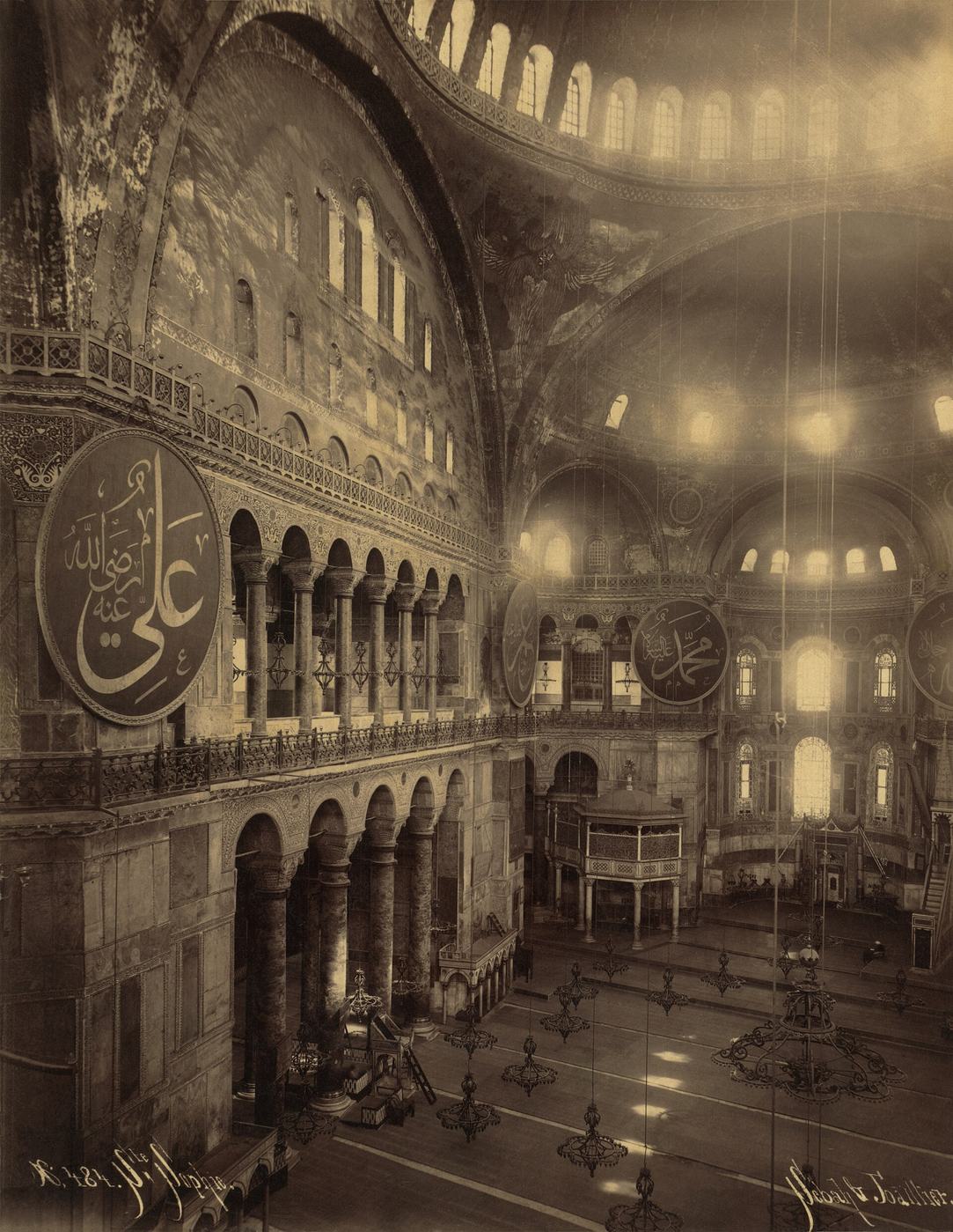 L'intérieur de Sainte-Sophie photographié par le studio Sébah et Joaillier à la fin du XIXe siècle